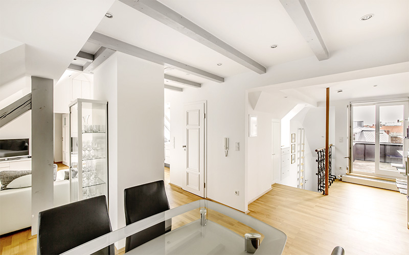 Möblierte Wohnung Haidhausen Wohnzimmer und Esszimmer