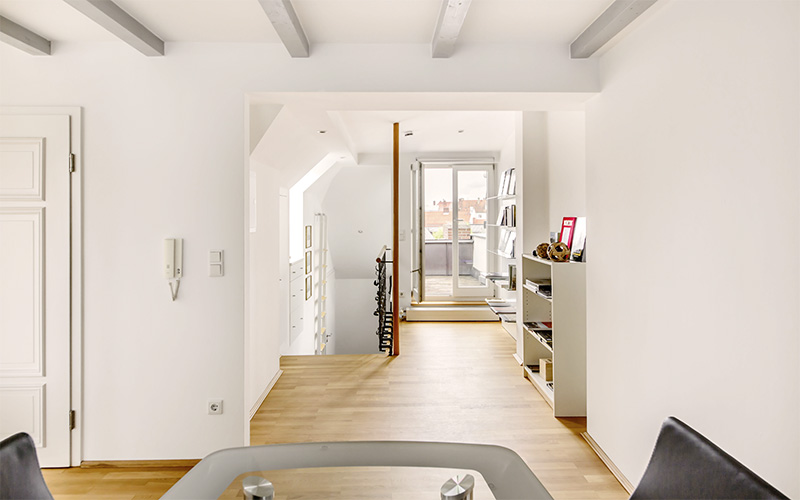 Möblierte Wohnung Haidhausen Blick in Wohnraum