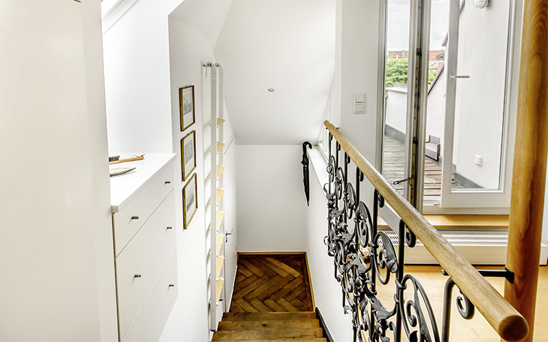 Möblierte Wohnung Haidhausen Holztreppe